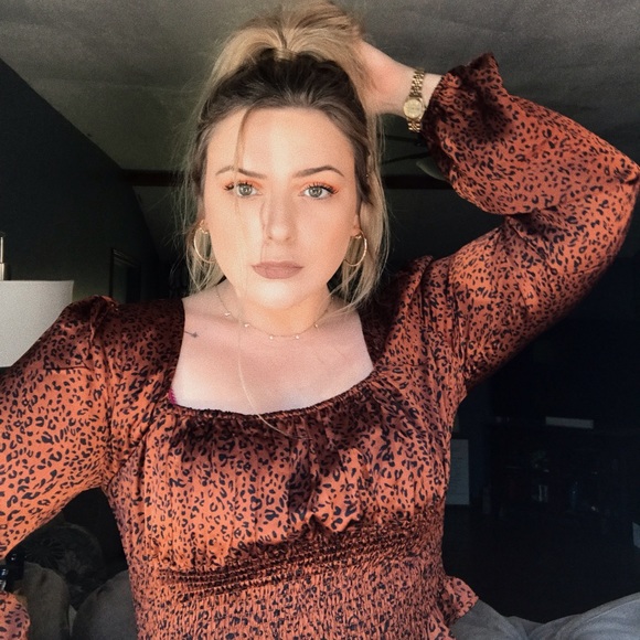 Welcome to J’s closet! Make me an offer 🦋✨💰 - Picture 3 of 4